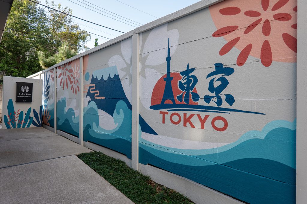 東新宿にあるホテルの壁画